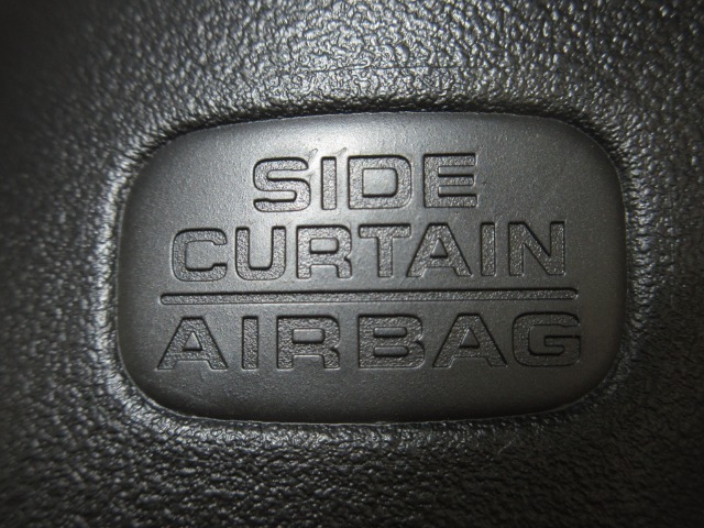 サイドカーテンエアバックシステムは、側面衝突時に大人から子供までさまざまな体格の乗員の頭部や頚部を広範囲で保護。特にセンターピラーへの頭部衝突を防ぐ展開性能を実現しています。