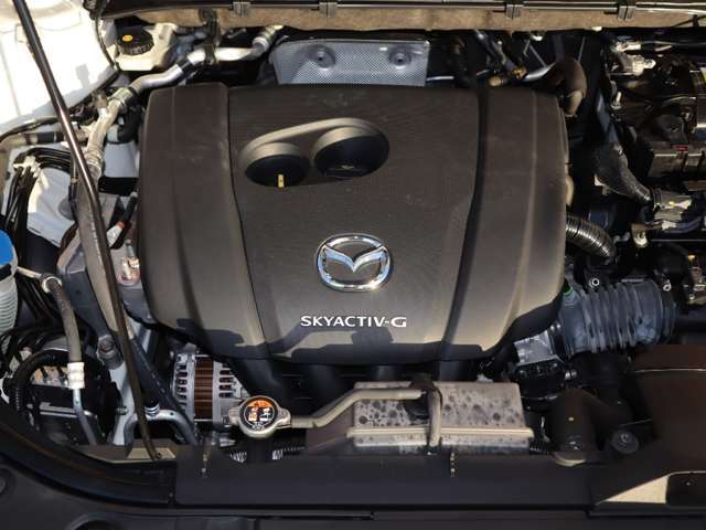 「SKYACTIV-G（ガソリン）」は、規格外の高圧縮を実現し、世界のエンジン技術者に驚きを与えました。さらに、それを維持したままノッキングの発生を抑え、熱効率を向上、走りにも寄与したエンジンです。