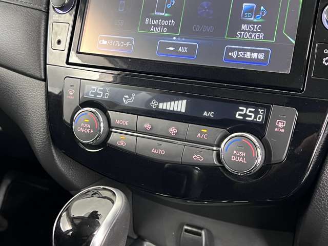 オートエアコンで快適な車内温度を演出してくれます！