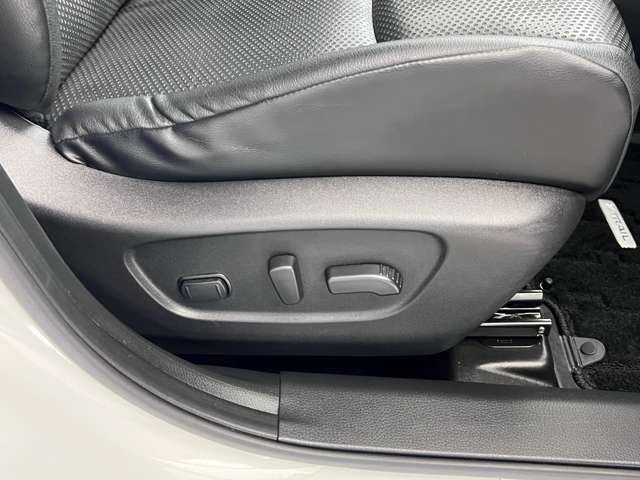 運転席・助手席には電動シートがついております。