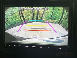 【バックカメラ】駐車時に後方がリアルタイム映像で確認できます。大型商業施設や立体駐車場での駐車時や、夜間のバック時に大活躍！運転スキルに関わらず、今や必須となった装備のひとつです！