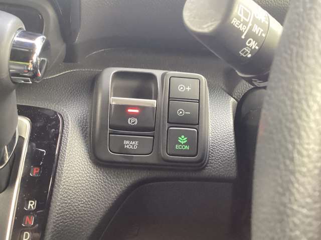 最新の電子制御パーキングブレーキ装備！ブレーキホールド機能も装備していますので渋滞時の疲れが軽減されますよ！