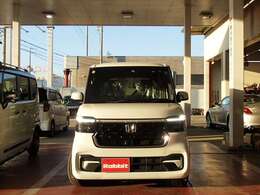軽自動車専門店です。高年式、低走行、ワンオーナー車勢揃い！プロの大量一括仕入でコストダウンし、低価格を実現！！　まかせて安心。保険は損保ジャパン代理店。自社整備工場は近畿運輸局指定民間車検工場！！