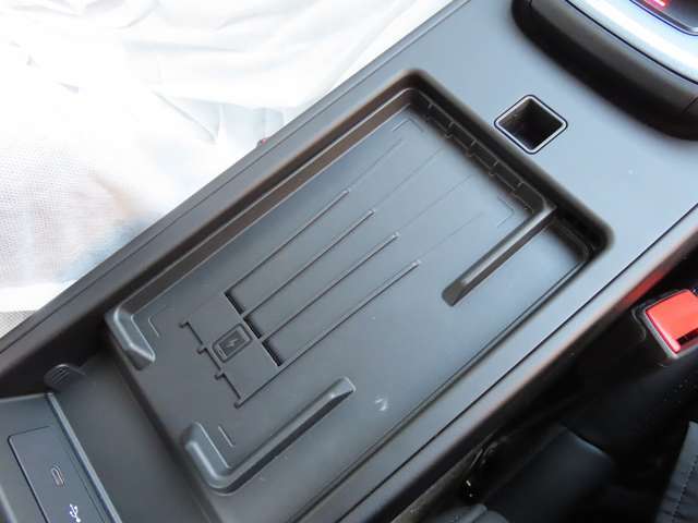 ●ワイヤレス充電（最大15 W）機能付きスマートフォンコンパートメント●USB-C急速充電