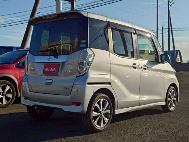 施工実績2,000台以上！ご購入者の92％（直近1年実績）の方にご利用いただいている当社イチ押しのプレミアムクリーニング！外装のコーティングだけではなく、内装も徹底的にクリーニングします。