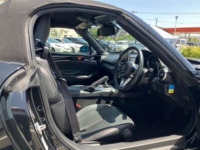 高いホールド性で運転姿勢が安定します。長距離ドライブでも疲れにくいのが魅力です。快適なドライビングライフをお送りください♪