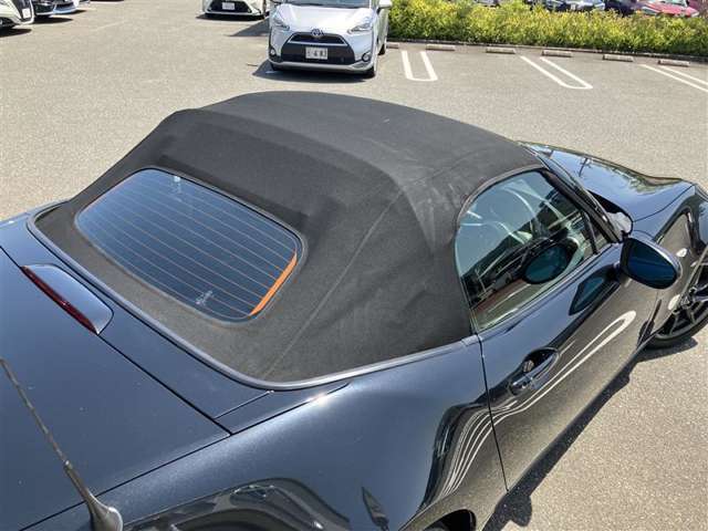 シートを外して室内をすみずみまで洗浄＆消臭。ボディやタイヤはもちろん、エンジンルームまで洗浄しています。