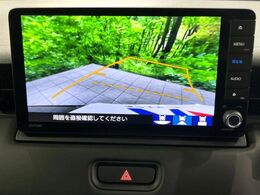 【バックカメラ】駐車時に後方がリアルタイム映像で確認できます。大型商業施設や立体駐車場での駐車時や、夜間のバック時に大活躍！運転スキルに関わらず、今や必須となった装備のひとつです！