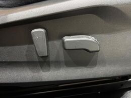 【パワーシート】スイッチ一つで簡単にシートの微調整が可能！電動だから力もいりません！快適なシートポジションにセットして、快適なドライブをお楽しみください。