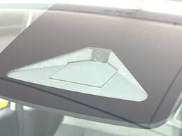 【ホンダセンシング】走行中に前方の車両等を認識し、衝突しそうな時は警報とブレーキで衝突回避と被害軽減をアシスト。より安全にドライブをお楽しみいただけます。