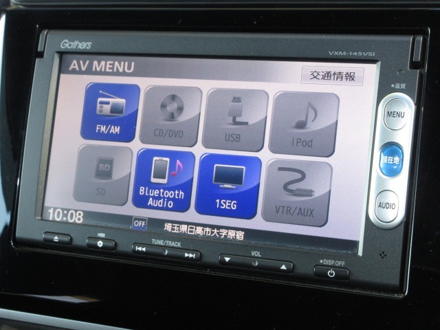 ナビゲーションはギャザズメモリーナビ（VXM-145VSi）を装着しております。AM、FM、CD、DVD再生、Bluetooth、ワンセグTVがご使用いただけます。初めて訪れた場所でも安心ですね！