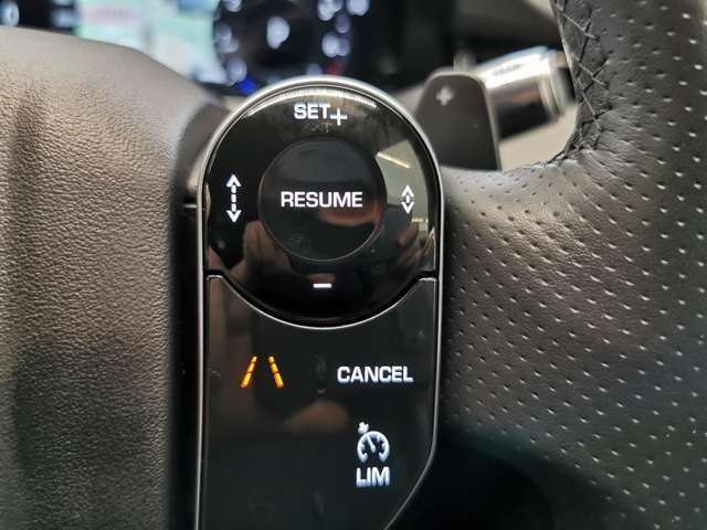 【アダプティブクルーズコントロール（ドライブパック￥111,000）】前方車両を認識して自動で追従していくアダプティブクルーズコントロールが搭載されております。渋滞時などでも大変便利な機能になります。