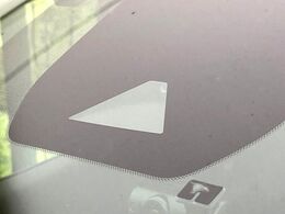 【インテリジェントエマージェンシーブレーキ】フロントカメラで前方の車両や歩行者を検知。衝突しそうな時は衝突被害軽減ブレーキが作動、衝突回避をサポート。より安全にドライブをお楽しみいただけます。