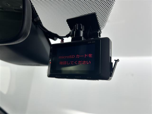 【電動リアゲート】荷物を抱えた状態でもリアゲートの開閉が可能です！お買い物時やアウトドアの際に役立ちますね。