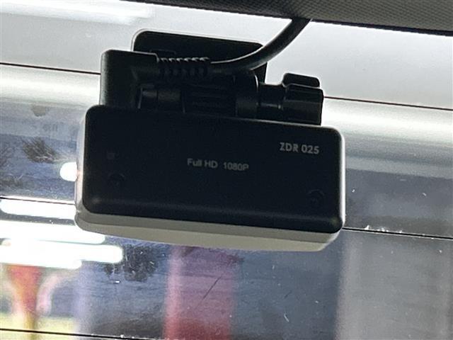 【ETC】有料道路を利用する際に料金所で停止することなく通過できる、ETC車載器（ノンストップ自動料金収受システム機器）が装備されています。セットアップを行うことで利用可能になります。