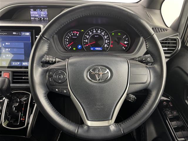 【ステアリングリモコン】手元のボタンから、オーディオやナビなどの操作ができるので、よそ見をせずに安全に運転に集中できます！