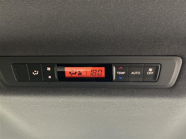 【電動リアゲート】荷物を抱えた状態でもリアゲートの開閉が可能です！お買い物時やアウトドアの際に役立ちますね。