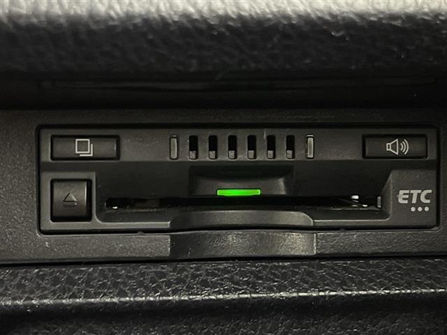 【ETC】有料道路を利用する際に料金所で停止することなく通過できる、ETC車載器（ノンストップ自動料金収受システム機器）が装備されています。セットアップを行うことで利用可能になります。