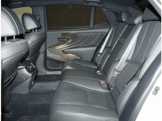本革シート。高級感ある内装で運転をより快適にします。