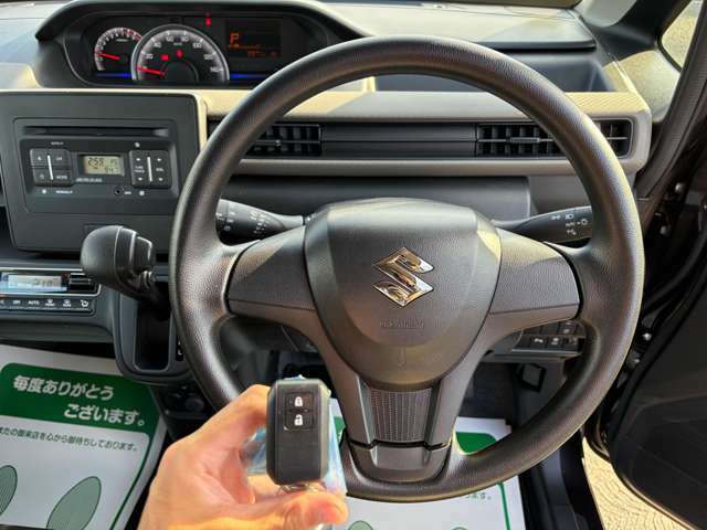 スマートキー標準装備です。車に近づいてリクエストスイッチを押せばドアの開閉ができます。更にエンジンの始動もカギを挿さずに出来ます。防犯面でも安心に繋がります。