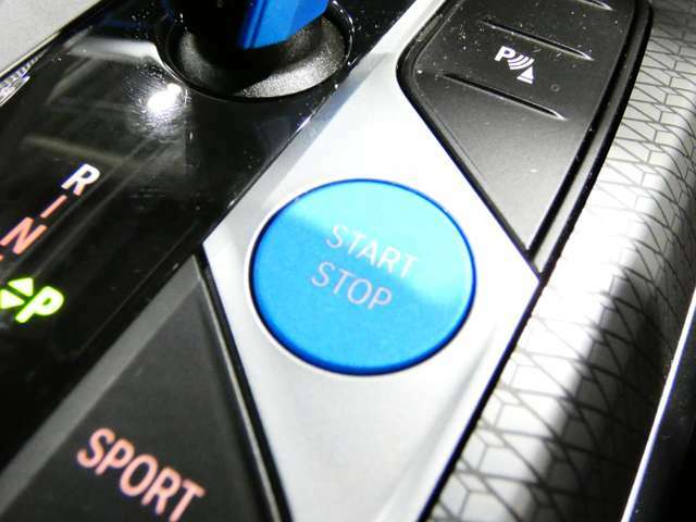 スタート/ストップ・ボタンを押すだけで、エンジン始動/停止を行うことができるコンフォートアクセス！