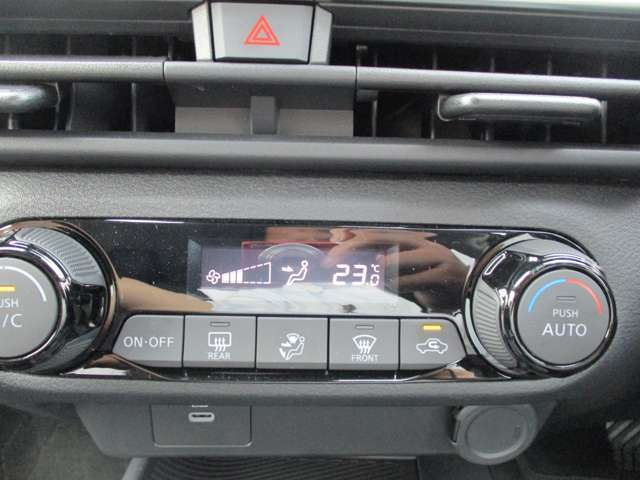 オートエアコンですので、車内を快適な空間に出来ます♪
