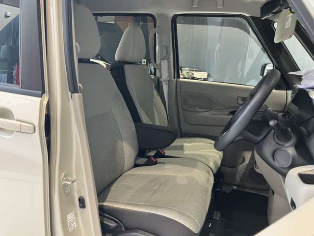 やわらかい座り心地のシートで長時間の運転でも疲れにくくなっています☆シートリフターも付いているので乗る方の身長に合わせて調整が可能です♪
