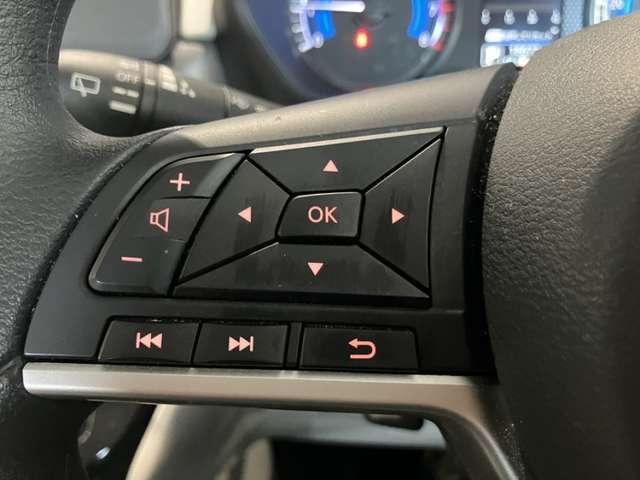 ステアリングスイッチ搭載！ハンドルひとつで手を離さなくても運転中視線をそらさなくても操作が出来て便利です♪