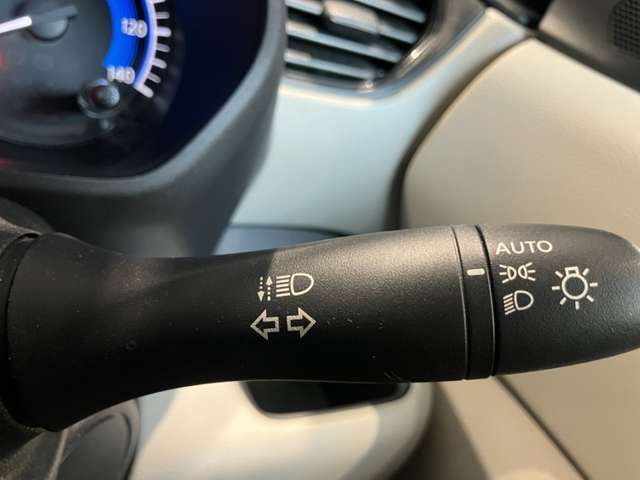 車外の明るさに応じでライトを点灯、消灯してくれるオートライト機能です☆お天気の良い昼間のトンネル走行などオートにしてると便利で安心です☆エンジン停止時にライトの消し忘れも無くなります☆