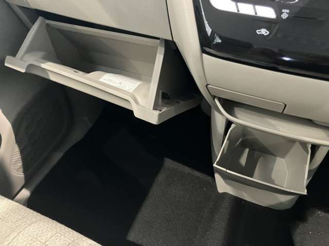 収納スペースもたくさん有ります☆車検証や小物類などすっきり収納♪