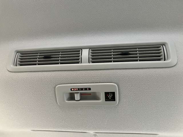 後席に風を送るリアシーリングファン付きです♪室内の空気を循環してくれるので後部座席に乗る方も快適に過ごせるのが嬉しい機能ですよね☆