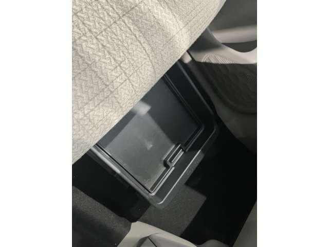 助手席下にも収納スペースあります☆コンパクトなのにたくさん収納があって助かります☆車検証を入れてる方も多い収納スペースです☆