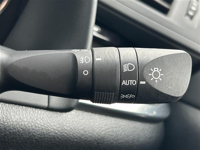 【オートライト（AUTO）】外の明るさをシステムが感知して、自動でヘッドライトが点灯します。ヘッドライトをつけ忘れを防ぐ便利機能です。