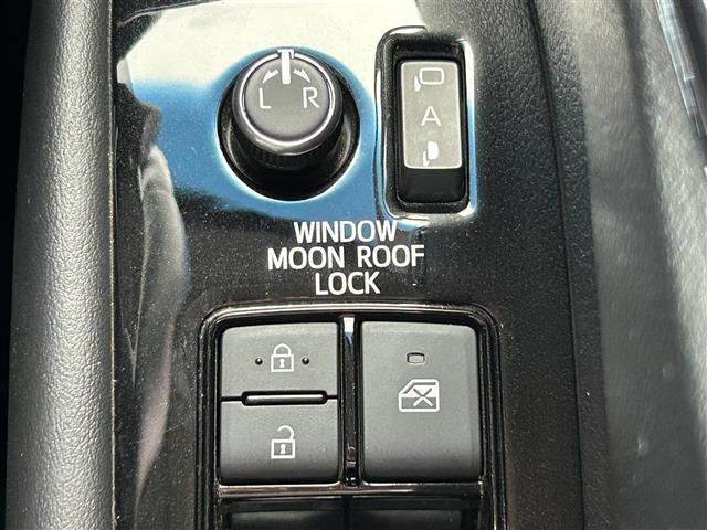 【電動格納ミラー】運転席のスイッチで、ドアミラーの開閉や角度の調整ができます。