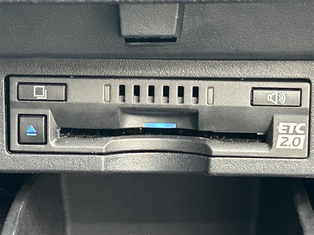 【ETC2.0（DSRC/ITSスポット）】ETCカードを挿入すれば料金所はノンストップで通過できます。ETC限定の割引や、高速道路の情報提供サービスを利用できます。