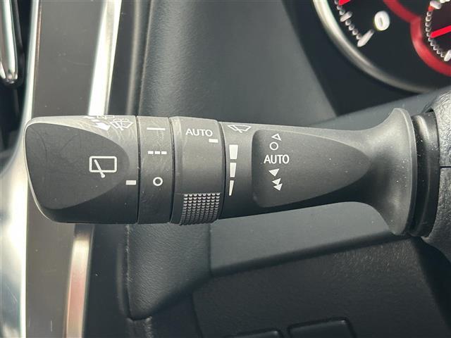 【オートワイパー（AUTO）】雨が降り出した時に、雨滴検出用センサー（レインセンサー）が雨滴を感知すると、自動でワイパーが動作します。