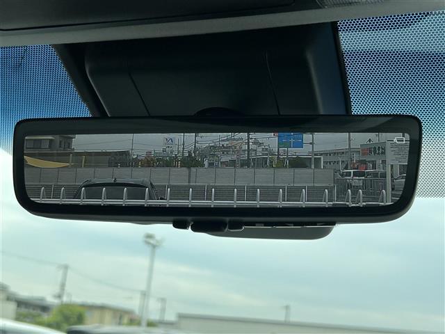 【デジタルルームミラー】車両後方カメラの映像をルームミラーに映すことが出来ます。 そのため、後席に人や荷物があって後方が見えづらい場合でもしっかり視界を確保することが出来ます。