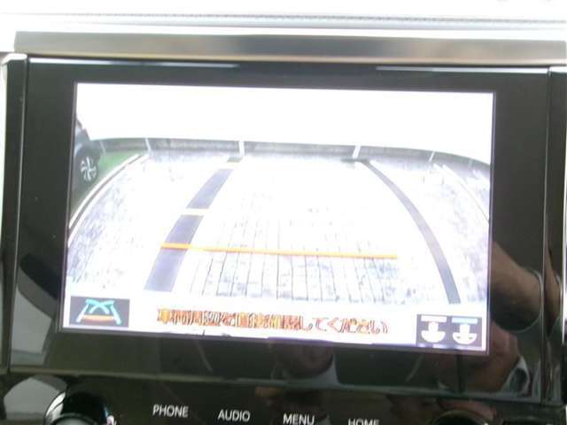 【バックモニター】バックカメラが装着されています。車庫入れが苦手な方もこれがあれば安心ですね