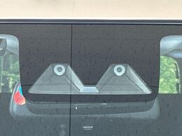 【スマートアシスト】走行中に前方の車両等を認識し、衝突しそうな時は警報とブレーキで衝突回避と被害軽減をアシスト。より安全にドライブをお楽しみいただけます。