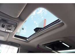 ★サンルーフ付きのお車となっておりますので車内に日光を取り込むことが可能です！空気の入替も簡単にできますよ♪