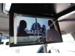 ★フリップダウンモニターも取付済みとなっておりますので後席の方も快適にドライブをお楽しみいただける装備となっております♪