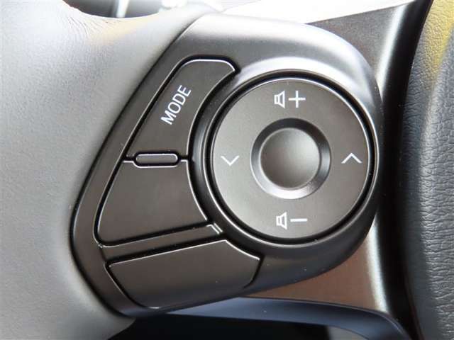 運転中、オーディオの操作をしてて、ハッとしたことはありませんか？ステアリングスイッチは、運転中でもハンドルでオーディオの操作が可能です。安全なドライブをサポートします。