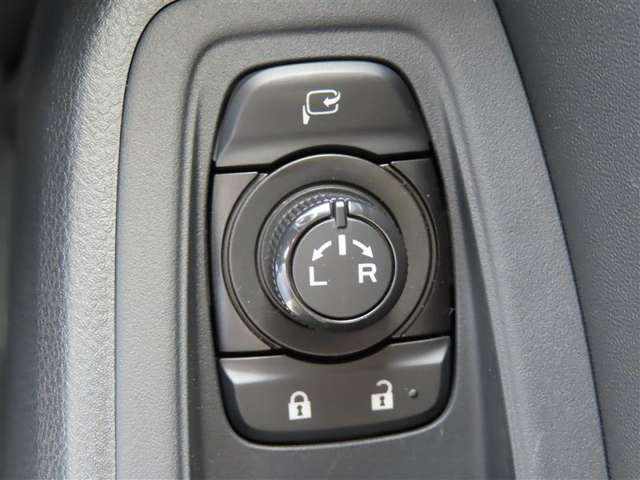 日本の駐車場は幅が広くないところが多くて、乗り降りが大変だったりしますよね。電動ミラーがあれば、室内でミラーをたためるので、駐車するときも便利ですね。