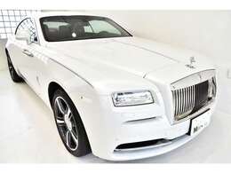 ホワイトなボディカラーにツインコーチラインが上品さを際立たせ、主張は少ないながらに、存在感は唯一無二！高額オプション「スターライトヘッドライナー」を装備し