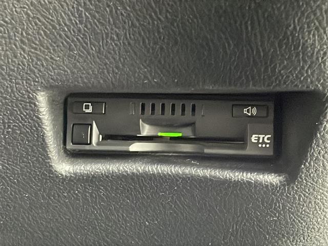 【ビルトインETC】有料道路を利用する際に料金所で停止することなく通過できる、ETC車載器（ノンストップ自動料金収受システム機器）が装備されています。セットアップを行うことで利用可能になります。