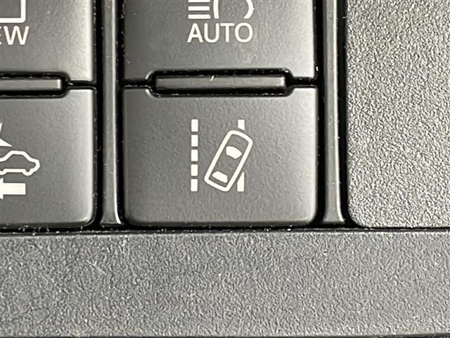 【レーントレーシングアシスト（LTA）】レーダークルーズコントロール使用時に、車線の中央を走るように支援したりお知らせしたりして、車線逸脱を防ぎます！機能には限界があるためご注意ください。
