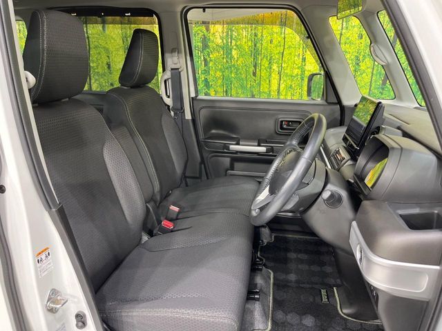 運転席シート廻りは使用感も少なく、良好な状態となっています。前オーナー様が丁寧に使っていたことがよくわかりますね。