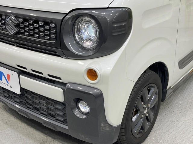 【LEDヘッドライト】悪天候や夜間走行時も良好な視界を確保し安心して運転できる高輝度LEDヘッドライトを装備！点灯速度が早く、消費電力も抑えられています。