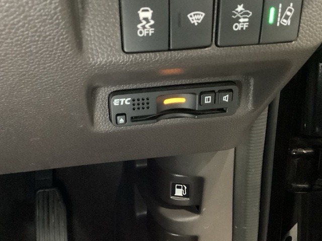 ビルトインタイプの【ETC】で見た目もスッキリ。高速道路の利用にとても便利です。