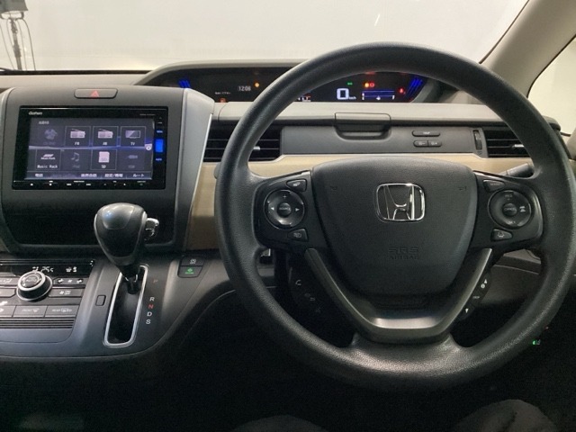 ドライブの必需品。見やすい・使いやすいHonda純正のメモリーナビを搭載。